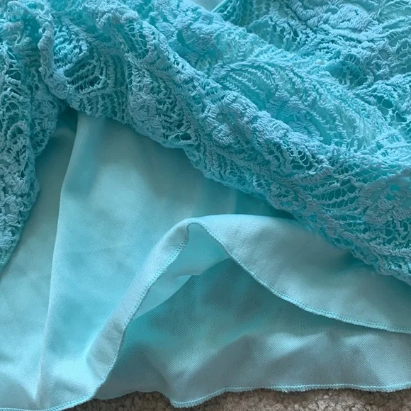 Women’s Cropped Halter Top - Picture 3 of 4